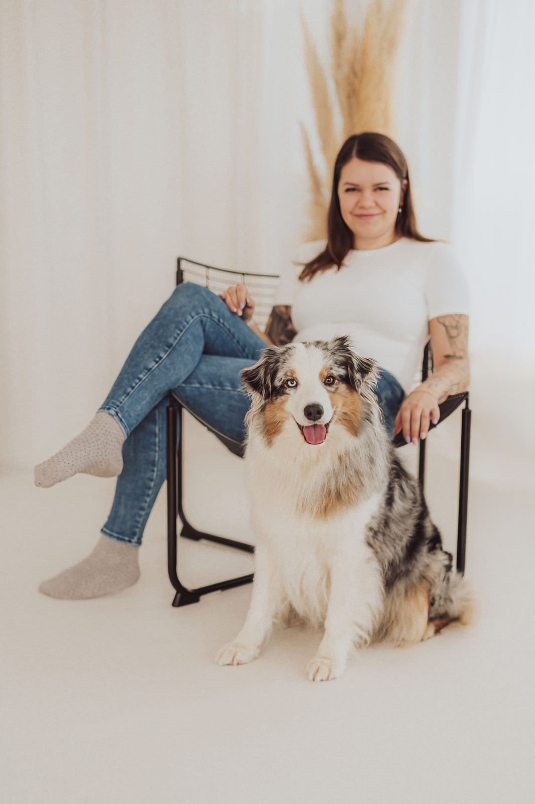 Hundebusiness Shooting im Studio: Lisa von Ostseenapf mit ihrer Hündin bei einem Personal Branding Fotoshooting