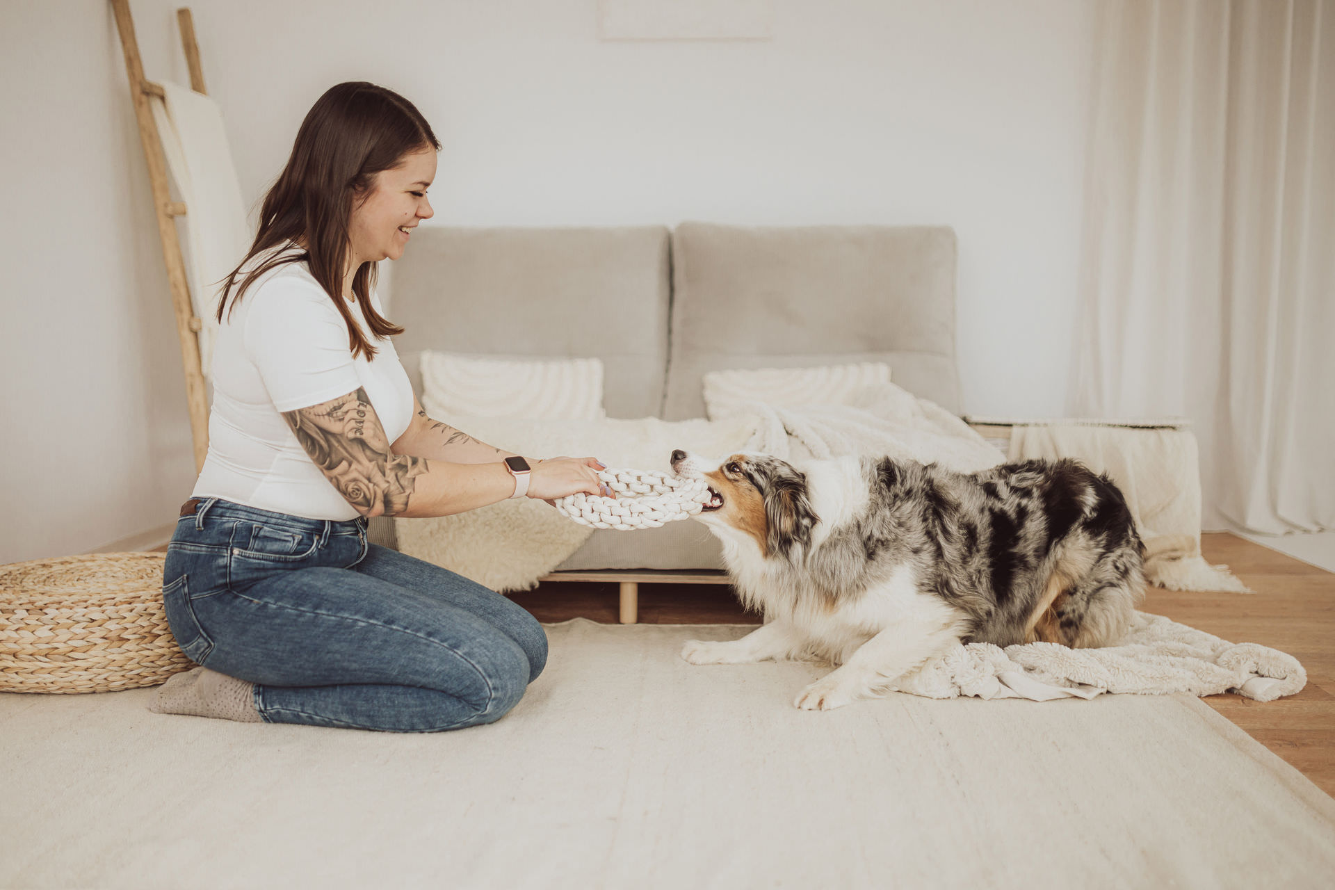 Authentische Businessfotos für Hundeernährungsberatung in Rostock – Lisa im Studio mit ihrer Hündin Brooke