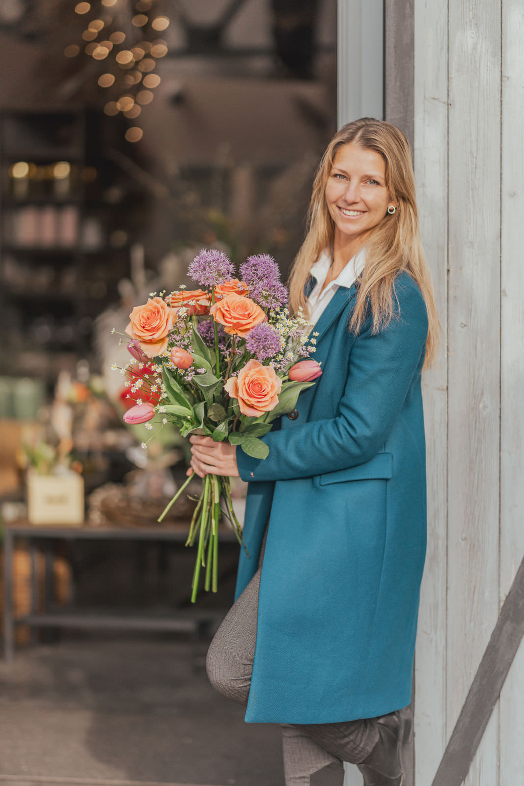 Authentische Businessfotos einer Floristin aus Rostock bei der Hochzeitsvorbereitung im Atelier