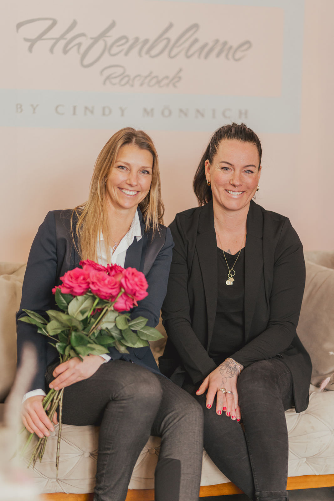 Authentische Businessfotos einer Floristin aus Rostock bei der Hochzeitsvorbereitung im Atelier