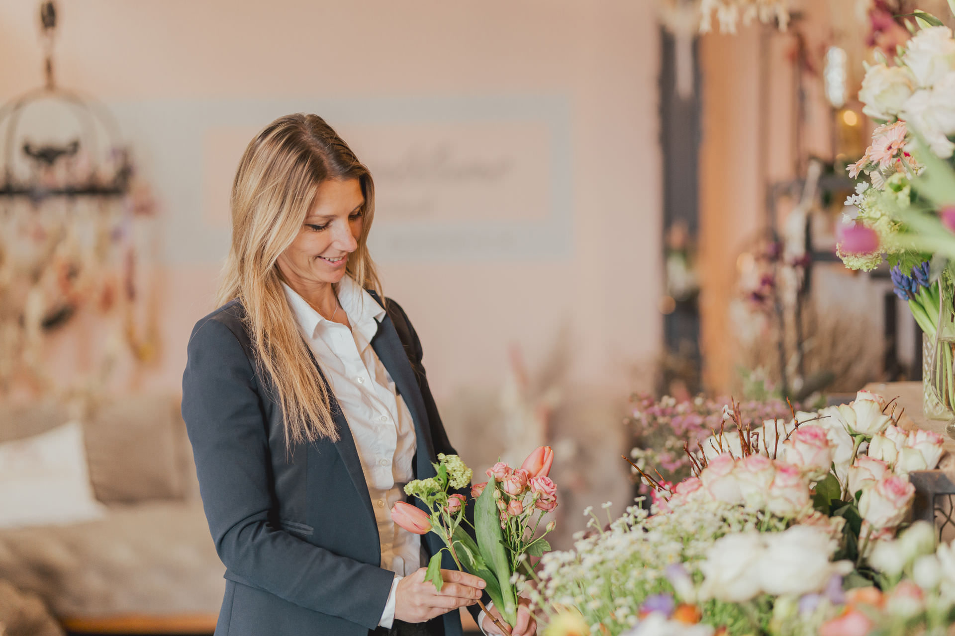 Authentische Businessfotos einer Floristin aus Rostock bei der Hochzeitsvorbereitung im Atelier