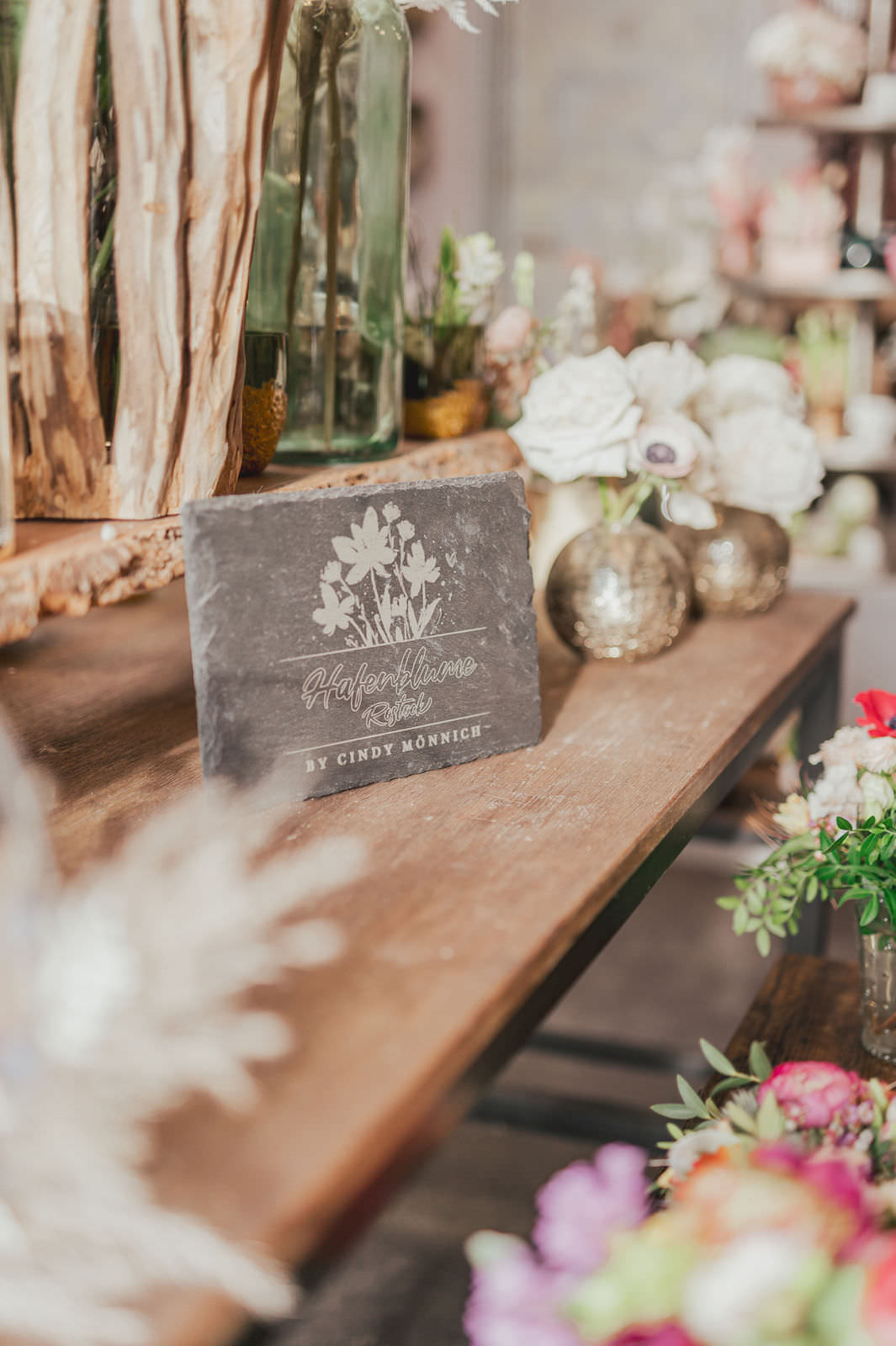 Authentische Businessfotos einer Floristin aus Rostock bei der Hochzeitsvorbereitung im Atelier