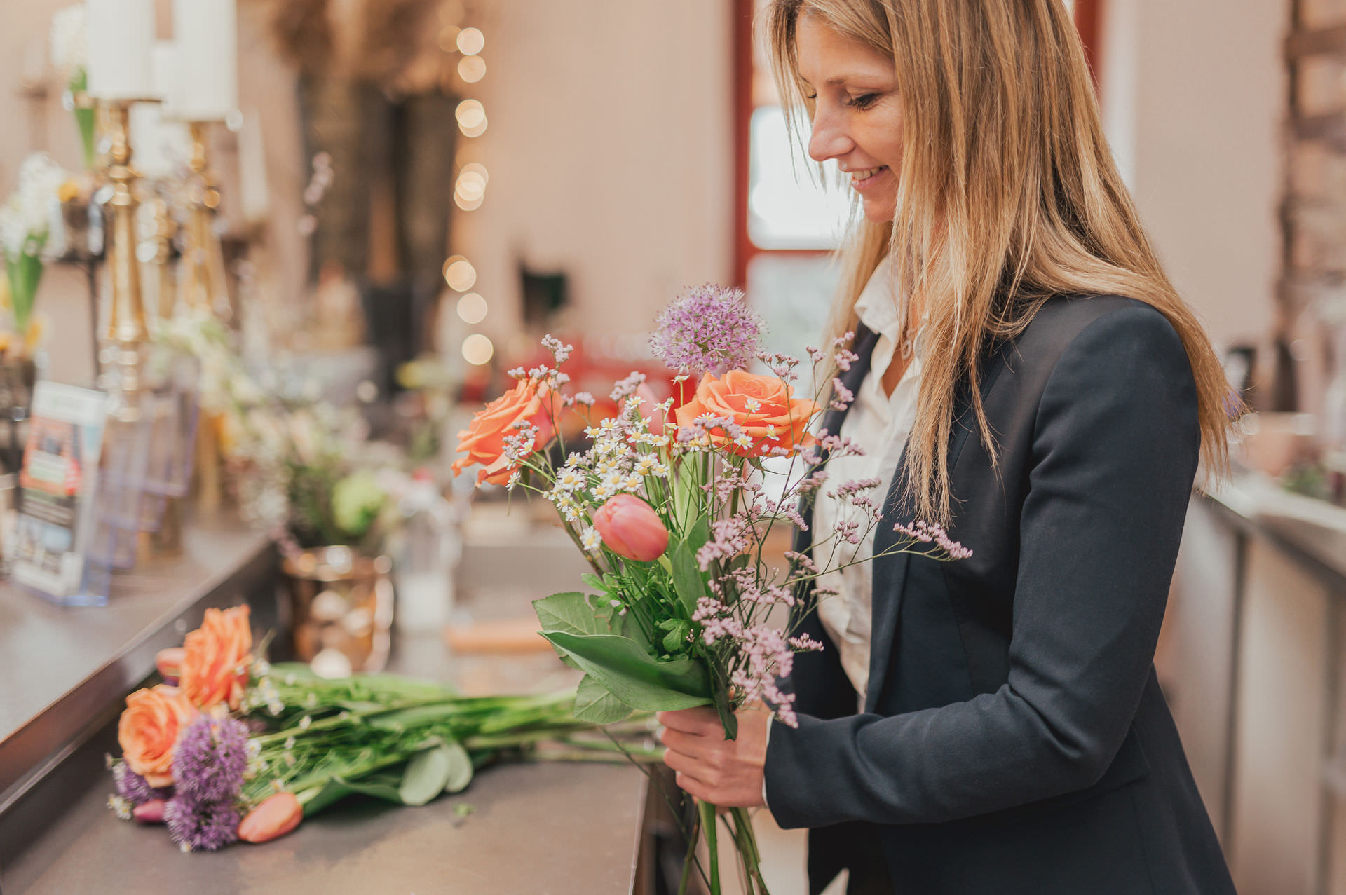 Authentische Businessfotos einer Floristin aus Rostock bei der Hochzeitsvorbereitung im Atelier