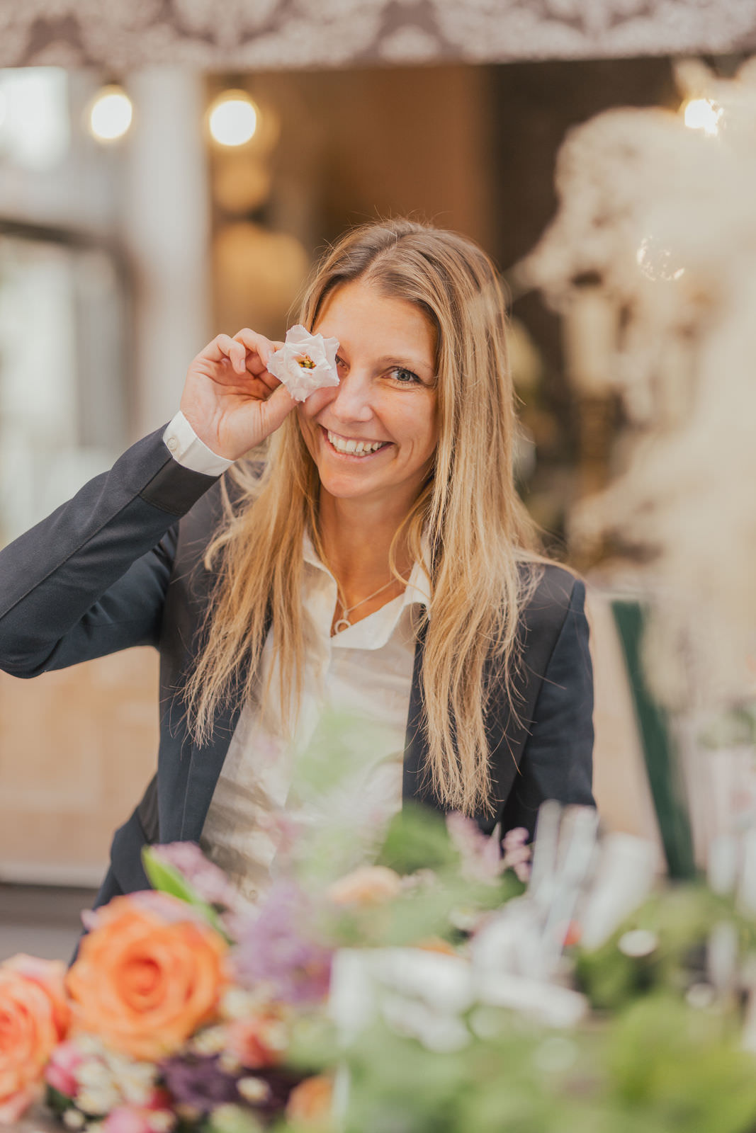 Floristin Cindy von Hafenblume Rostock bei der Arbeit im Atelier – Businessfotos für Hochzeitsfloristik