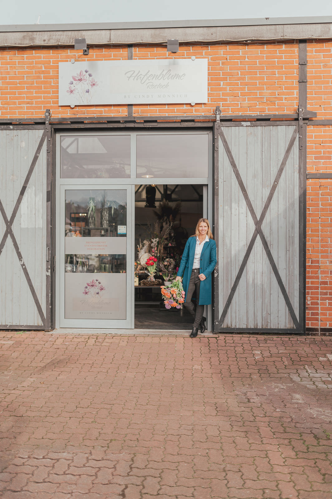 Authentische Businessfotos einer Floristin aus Rostock bei der Hochzeitsvorbereitung im Atelier