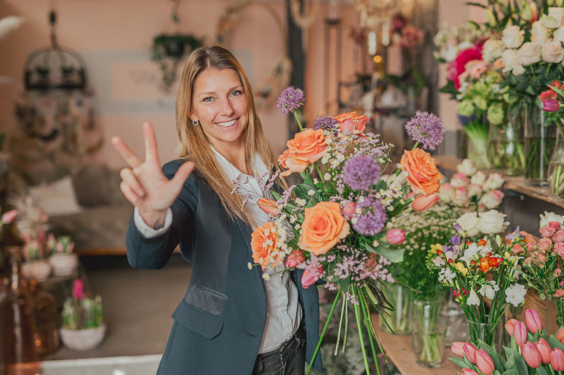 Floristin Cindy von Hafenblume Rostock bei der Arbeit im Atelier – Businessfotos für Hochzeitsfloristik