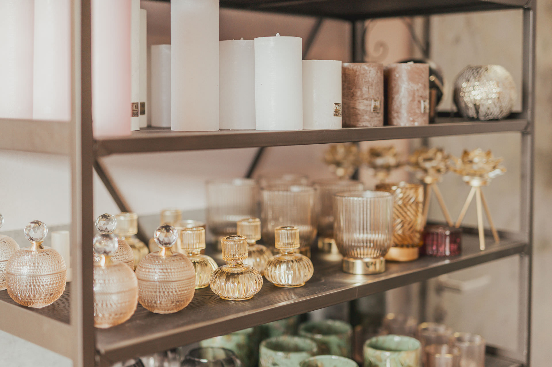Authentische Businessfotos einer Floristin aus Rostock bei der Hochzeitsvorbereitung im Atelier