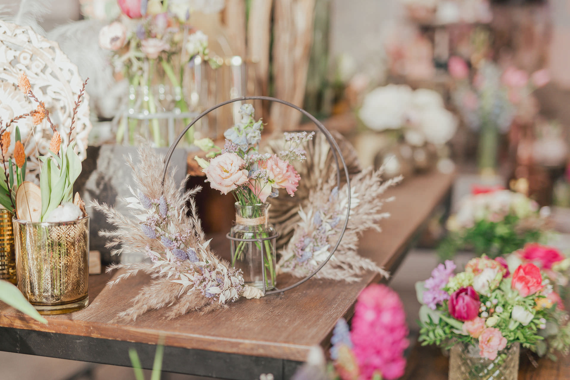 Authentische Businessfotos einer Floristin aus Rostock bei der Hochzeitsvorbereitung im Atelier
