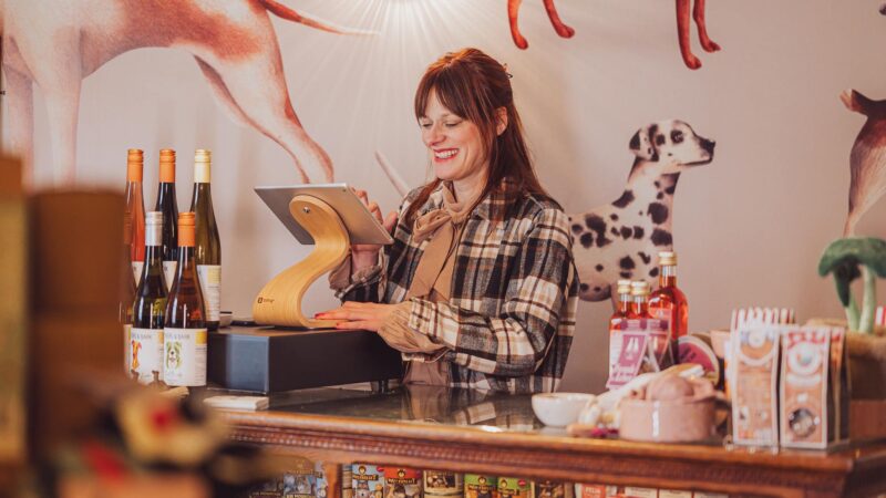 Personal Branding & Businessfotos in Rostock 11 Was ist Brand Story Fotografie? (und warum dein Business sie braucht)