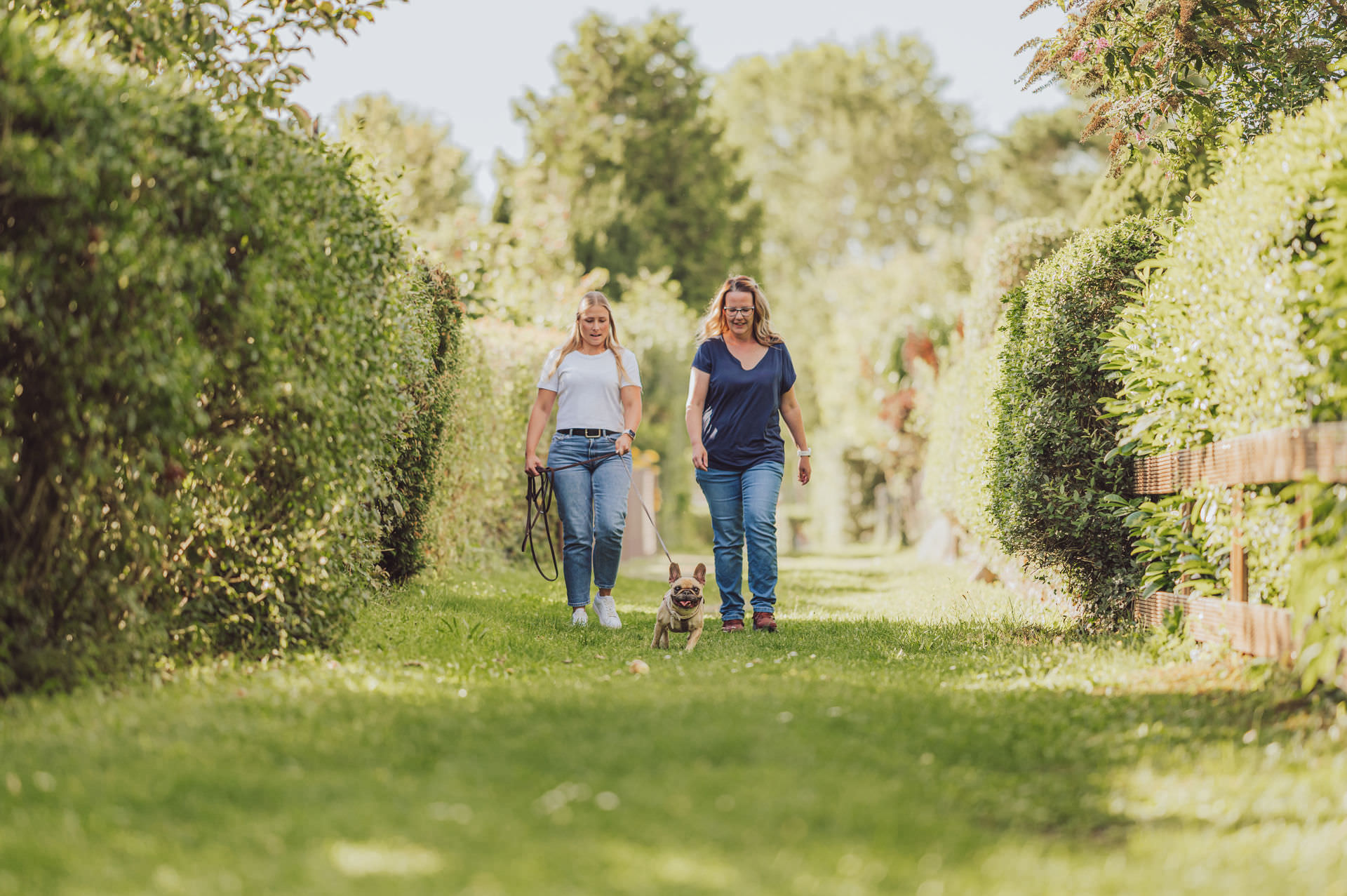Andrea Mantrailertrainerin Rostock mit Teilnehmerinnen und Hund im Garten Training
