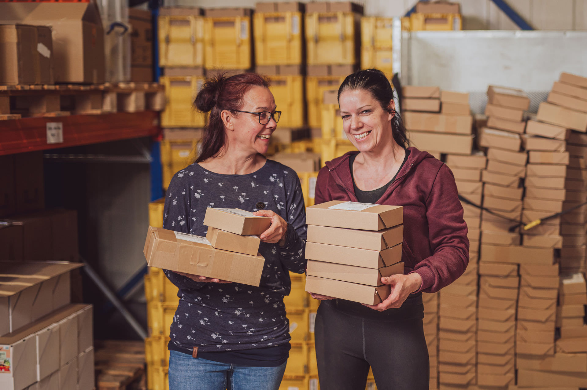noms+ Team Lager Hannover Versand Mitarbeiterin scannt Produkt Portrait
